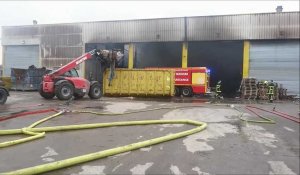 Dainville : opérations de déblaiement après un incendie dans les hangars de la société Laflutte 