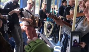 Du ch'ti et de l'accordéon dans le tramway pour lancer le festival Belles Bretelles