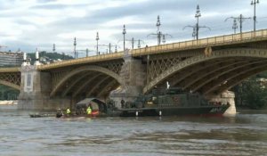 Bateaux militaires sur le Danube après le drame du naufrage