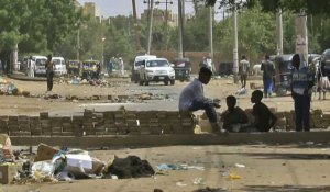 Escalade de la violence à Khartoum, l'UA suspend le Soudan