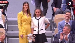 Roland-Garros : Iris Mittenaere porte la coupe avant le Tournoi (vidéo)
