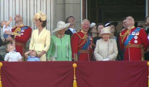 GB: la reine Elizabeth et la famille royale saluent la foule depuis un balcon du palais de Buckingham