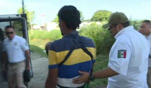Mexique: des officiers de l'immigration transfèrent des migrants détenus