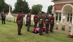 Inhumation d'un soldat britannique inconnu au cimetière de Béthune