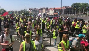 Les Gilets jaunes défilent dans les rues de Dunkerque