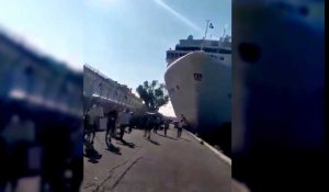 Un paquebot fou heurte un bateau et le quai d'amarrage à Venise