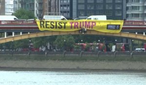 Visite de Trump à Londres: Amnesty International déploie des banderoles appelant à "résister"