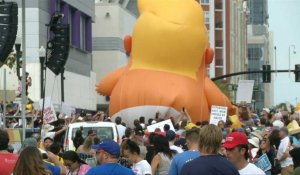 A Orlando, un "bébé Trump" et des manifestants contre la campagne de réélection de Trump