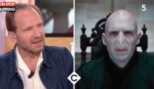 C à vous : Ralph Fiennes raconte pourquoi il a failli refuser de jouer Voldemort dans "Harry Potter" (vidéo)