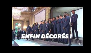 Les Bleus ont reçu la Légion d'honneur après avoir été longuement félicités par Macron