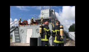 Interview du commandant Leclet à propos de l'exercice des sapeurs-pompiers néerlandais sur un simulateur d'incendie sur un navire