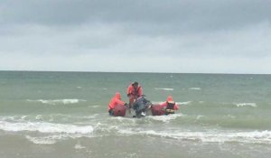 Calais: Le départ des pompiers pour sauver deux personnes coincées par la marée