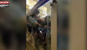 Hong Kong : Rué de coups, un policier dégaine son arme (vidéo)