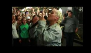 Christina Aguilera pousse la chansonnette incognito dans le métro new-yorkais