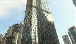 Hong Kong : le spiderman français Alain Robert diffuse "un message de paix" en haut d'un gratte-ciel