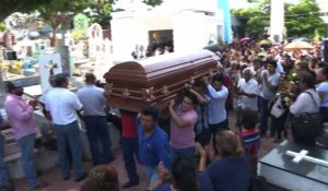Mexique: enterrement de victimes de l'attaque d'un bar