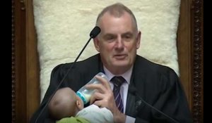 En pleine séance, le président du Parlement néo-zélandais donne le biberon à un bébé (vidéo)