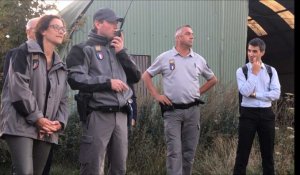 Emmanuelle Wargon assiste à un contrôle de police de l'environnement dans le Marais audomarois