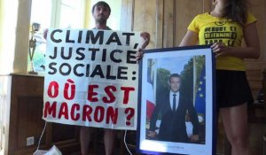 G7: des militants décrochent un portrait de Macron