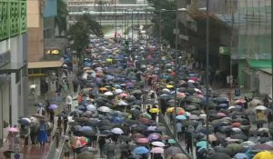 Hong Kong: des centaines de manifestants défilent à nouveau dans les rues