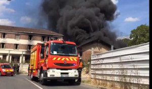 Impressionnant incendie sur le site de l'ancien lycée de Gournay à Creil