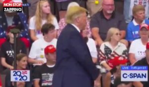 Donald Trump choque avec son geste adressé à des protestants (vidéo) 