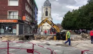 Le terrassement visant à donner accès à la pelleteuse pour nettoyer les débris divers du trou à Amiens