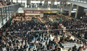 Sit-in dans l'aéroport de Hong Kong pour le quatrième jour de suite