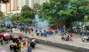 La police de Hong Kong tire des gaz lacrymogènes sur les manifestants pro-démocratie