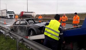 Marck : une voiture brûle sur l'autoroute A16 près de Calais