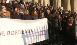 Retraites: à Bordeaux, des avocats jettent leur robe devant le palais de justice