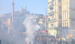 Retraites: des milliers de personnes dans la rue à Marseille (2)