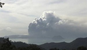 Le volcan Taal aux Philippines paralyse le pays
