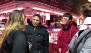 Pauline, animatrice à TRS, câline pour la bonne cause dans les halles de Sète