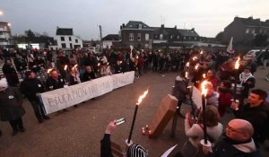 Hazebrouck: les enseignants manifestent aux flambeaux