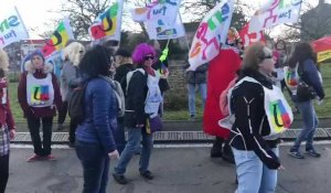 Les manifestants danses sur l'air de "Champs-Elysées" de Jos Dassin