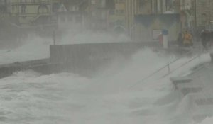 Tempête Ciara: vent et vagues sur la jetée de Wimereaux dans le Pas-de-Calais