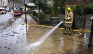 A Hebden Bridge après les inondations de la tempête Ciara, c'est le nettoyage