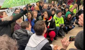 Greta Thunberg proteste pour le climat avec Adélaïde Charlier et d'autres jeunes européens à Bruxelles