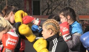 En Roumanie, des filles boxent contre le rejet social