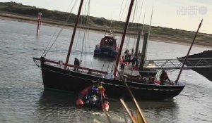 Victime d'un acte de vandalisme, la Goélette du Cotentin a retrouvé son ponton à Carteret.