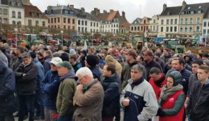 Des agriculteurs sont mobilisés ce lundi pour protester à nouveau contre les zones de non-traitement. Ils ont déversé de la terre place Foch, à Saint-Omer pour exprimer leur ras-le-bol.