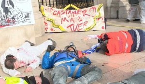 Retraites: à Paris, "scène de crime" sur les marches de l'Opéra pour dénoncer la réforme