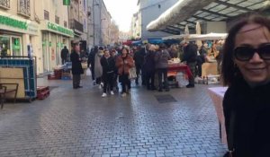 Sète : ambiance sur le marché du mercredi en centre-ville où les militants des candidats aux municipales distribuent leurs tracts.