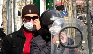 Coronavirus: des Iraniens portent des masques dans les rues de Téhéran
