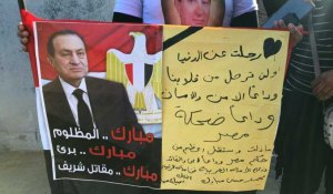 Des Égyptiens en deuil se réunissent avant les funérailles de l'ex-président Moubarak
