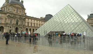 Coronavirus: des visiteurs attendent devant le Louvre, incertitude sur sa réouverture