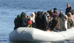 Grèce : un canot de migrants arrive sur l'île de Lesbos