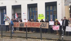 Des manifestants devant la sous-préfecture de Saint-Omer pour s'opposer au recours au 49-3