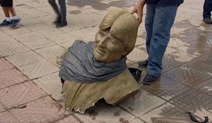 Les autorités boliviennes démantèlent la statue d'Evo Morales
